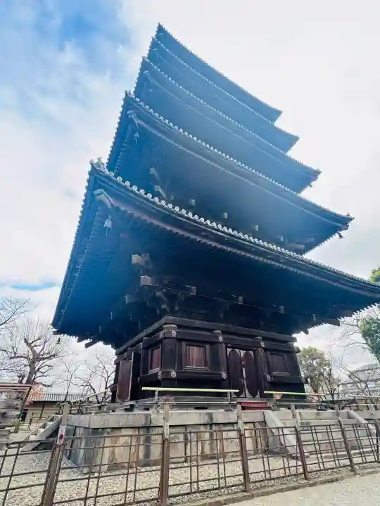 東寺(教王護国寺)の{uncategorized: "未分類", other: "その他", undefined: "問題あり", building: "その他建物", grave: "お墓", sacred_gate: "鳥居", guardian: "狛犬", statue: "像", buddha: "仏像", history: "歴史", nature: "自然", garden: "庭園", animal: "動物", pagoda: "塔", temizu: "手水舎", mountain_gate: "山門・神門", sanctuary: "本殿・本堂", subordinate: "末社・摂社", art: "芸術", scenery: "景色", jizo: "地蔵", ema: "絵馬", goshuin: "御朱印", omikuji: "おみくじ", items: "授与品その他", amulet: "お守り", goshuincho: "御朱印帳", eats: "食事", festival: "お祭り", votive_dance: "神楽", shichigosan: "七五三参", wedding: "結婚式", experience: "体験その他", initially: "初詣", around: "周辺", anti_infection: "感染症対策"}