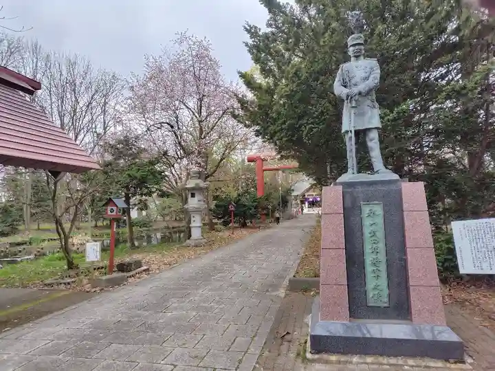 永山神社の像