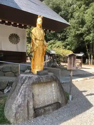 伊曽乃神社の像