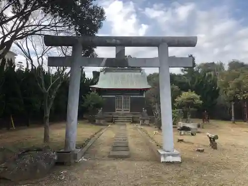 目三稲荷大明神の鳥居