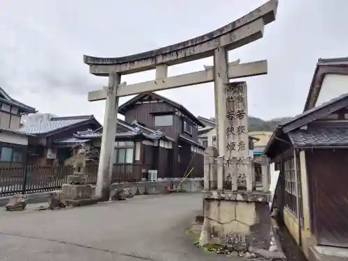 若狭姫神社（若狭彦神社下社）の{uncategorized: "未分類", other: "その他", undefined: "問題あり", building: "その他建物", grave: "お墓", sacred_gate: "鳥居", guardian: "狛犬", statue: "像", buddha: "仏像", history: "歴史", nature: "自然", garden: "庭園", animal: "動物", pagoda: "塔", temizu: "手水舎", mountain_gate: "山門・神門", sanctuary: "本殿・本堂", subordinate: "末社・摂社", art: "芸術", scenery: "景色", jizo: "地蔵", ema: "絵馬", goshuin: "御朱印", omikuji: "おみくじ", items: "授与品その他", amulet: "お守り", goshuincho: "御朱印帳", eats: "食事", festival: "お祭り", votive_dance: "神楽", shichigosan: "七五三参", wedding: "結婚式", experience: "体験その他", initially: "初詣", around: "周辺", anti_infection: "感染症対策"}