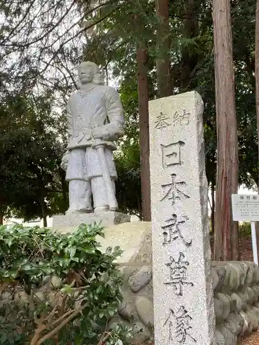 草薙神社の像