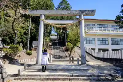 米野木神明社の{uncategorized: "未分類", other: "その他", undefined: "問題あり", building: "その他建物", grave: "お墓", sacred_gate: "鳥居", guardian: "狛犬", statue: "像", buddha: "仏像", history: "歴史", nature: "自然", garden: "庭園", animal: "動物", pagoda: "塔", temizu: "手水舎", mountain_gate: "山門・神門", sanctuary: "本殿・本堂", subordinate: "末社・摂社", art: "芸術", scenery: "景色", jizo: "地蔵", ema: "絵馬", goshuin: "御朱印", omikuji: "おみくじ", items: "授与品その他", amulet: "お守り", goshuincho: "御朱印帳", eats: "食事", festival: "お祭り", votive_dance: "神楽", shichigosan: "七五三参", wedding: "結婚式", experience: "体験その他", initially: "初詣", around: "周辺", anti_infection: "感染症対策"}