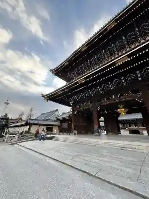 東本願寺（真宗本廟）の{uncategorized: "未分類", other: "その他", undefined: "問題あり", building: "その他建物", grave: "お墓", sacred_gate: "鳥居", guardian: "狛犬", statue: "像", buddha: "仏像", history: "歴史", nature: "自然", garden: "庭園", animal: "動物", pagoda: "塔", temizu: "手水舎", mountain_gate: "山門・神門", sanctuary: "本殿・本堂", subordinate: "末社・摂社", art: "芸術", scenery: "景色", jizo: "地蔵", ema: "絵馬", goshuin: "御朱印", omikuji: "おみくじ", items: "授与品その他", amulet: "お守り", goshuincho: "御朱印帳", eats: "食事", festival: "お祭り", votive_dance: "神楽", shichigosan: "七五三参", wedding: "結婚式", experience: "体験その他", initially: "初詣", around: "周辺", anti_infection: "感染症対策"}