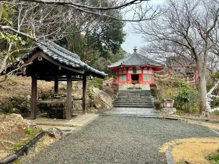 愛染明王堂の{uncategorized: "未分類", other: "その他", undefined: "問題あり", building: "その他建物", grave: "お墓", sacred_gate: "鳥居", guardian: "狛犬", statue: "像", buddha: "仏像", history: "歴史", nature: "自然", garden: "庭園", animal: "動物", pagoda: "塔", temizu: "手水舎", mountain_gate: "山門・神門", sanctuary: "本殿・本堂", subordinate: "末社・摂社", art: "芸術", scenery: "景色", jizo: "地蔵", ema: "絵馬", goshuin: "御朱印", omikuji: "おみくじ", items: "授与品その他", amulet: "お守り", goshuincho: "御朱印帳", eats: "食事", festival: "お祭り", votive_dance: "神楽", shichigosan: "七五三参", wedding: "結婚式", experience: "体験その他", initially: "初詣", around: "周辺", anti_infection: "感染症対策"}