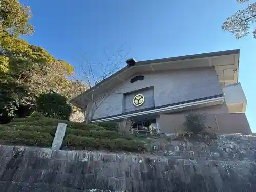 久能山東照宮の{uncategorized: "未分類", other: "その他", undefined: "問題あり", building: "その他建物", grave: "お墓", sacred_gate: "鳥居", guardian: "狛犬", statue: "像", buddha: "仏像", history: "歴史", nature: "自然", garden: "庭園", animal: "動物", pagoda: "塔", temizu: "手水舎", mountain_gate: "山門・神門", sanctuary: "本殿・本堂", subordinate: "末社・摂社", art: "芸術", scenery: "景色", jizo: "地蔵", ema: "絵馬", goshuin: "御朱印", omikuji: "おみくじ", items: "授与品その他", amulet: "お守り", goshuincho: "御朱印帳", eats: "食事", festival: "お祭り", votive_dance: "神楽", shichigosan: "七五三参", wedding: "結婚式", experience: "体験その他", initially: "初詣", around: "周辺", anti_infection: "感染症対策"}