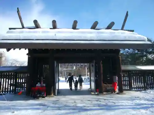 札幌護國神社の山門・神門