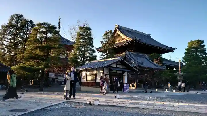 知恩院の{uncategorized: "未分類", other: "その他", undefined: "問題あり", building: "その他建物", grave: "お墓", sacred_gate: "鳥居", guardian: "狛犬", statue: "像", buddha: "仏像", history: "歴史", nature: "自然", garden: "庭園", animal: "動物", pagoda: "塔", temizu: "手水舎", mountain_gate: "山門・神門", sanctuary: "本殿・本堂", subordinate: "末社・摂社", art: "芸術", scenery: "景色", jizo: "地蔵", ema: "絵馬", goshuin: "御朱印", omikuji: "おみくじ", items: "授与品その他", amulet: "お守り", goshuincho: "御朱印帳", eats: "食事", festival: "お祭り", votive_dance: "神楽", shichigosan: "七五三参", wedding: "結婚式", experience: "体験その他", initially: "初詣", around: "周辺", anti_infection: "感染症対策"}