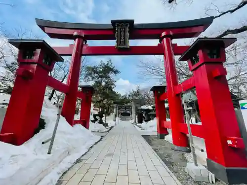 彌彦神社　(伊夜日子神社)の{uncategorized: "未分類", other: "その他", undefined: "問題あり", building: "その他建物", grave: "お墓", sacred_gate: "鳥居", guardian: "狛犬", statue: "像", buddha: "仏像", history: "歴史", nature: "自然", garden: "庭園", animal: "動物", pagoda: "塔", temizu: "手水舎", mountain_gate: "山門・神門", sanctuary: "本殿・本堂", subordinate: "末社・摂社", art: "芸術", scenery: "景色", jizo: "地蔵", ema: "絵馬", goshuin: "御朱印", omikuji: "おみくじ", items: "授与品その他", amulet: "お守り", goshuincho: "御朱印帳", eats: "食事", festival: "お祭り", votive_dance: "神楽", shichigosan: "七五三参", wedding: "結婚式", experience: "体験その他", initially: "初詣", around: "周辺", anti_infection: "感染症対策"}