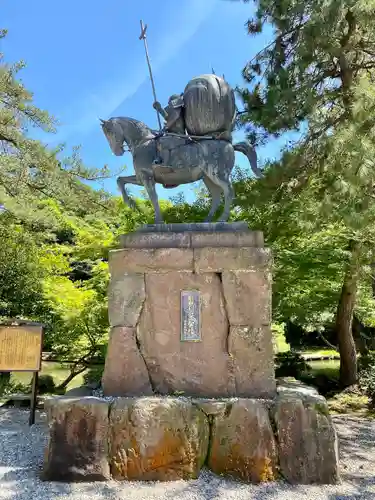 尾山神社の像