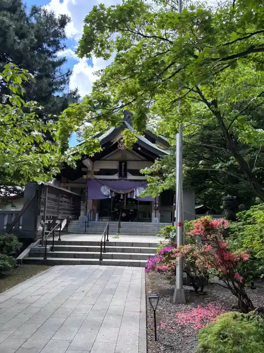 彌彦神社 (伊夜日子神社)の{uncategorized: "未分類", other: "その他", undefined: "問題あり", building: "その他建物", grave: "お墓", sacred_gate: "鳥居", guardian: "狛犬", statue: "像", buddha: "仏像", history: "歴史", nature: "自然", garden: "庭園", animal: "動物", pagoda: "塔", temizu: "手水舎", mountain_gate: "山門・神門", sanctuary: "本殿・本堂", subordinate: "末社・摂社", art: "芸術", scenery: "景色", jizo: "地蔵", ema: "絵馬", goshuin: "御朱印", omikuji: "おみくじ", items: "授与品その他", amulet: "お守り", goshuincho: "御朱印帳", eats: "食事", festival: "お祭り", votive_dance: "神楽", shichigosan: "七五三参", wedding: "結婚式", experience: "体験その他", initially: "初詣", around: "周辺", anti_infection: "感染症対策"}
