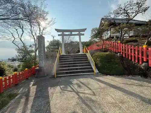 建勲神社の{uncategorized: "未分類", other: "その他", undefined: "問題あり", building: "その他建物", grave: "お墓", sacred_gate: "鳥居", guardian: "狛犬", statue: "像", buddha: "仏像", history: "歴史", nature: "自然", garden: "庭園", animal: "動物", pagoda: "塔", temizu: "手水舎", mountain_gate: "山門・神門", sanctuary: "本殿・本堂", subordinate: "末社・摂社", art: "芸術", scenery: "景色", jizo: "地蔵", ema: "絵馬", goshuin: "御朱印", omikuji: "おみくじ", items: "授与品その他", amulet: "お守り", goshuincho: "御朱印帳", eats: "食事", festival: "お祭り", votive_dance: "神楽", shichigosan: "七五三参", wedding: "結婚式", experience: "体験その他", initially: "初詣", around: "周辺", anti_infection: "感染症対策"}