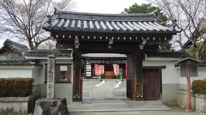 五大堂同聚院の山門・神門