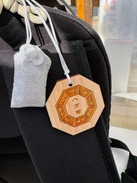 浅草神社の{uncategorized: "未分類", other: "その他", undefined: "問題あり", building: "その他建物", grave: "お墓", sacred_gate: "鳥居", guardian: "狛犬", statue: "像", buddha: "仏像", history: "歴史", nature: "自然", garden: "庭園", animal: "動物", pagoda: "塔", temizu: "手水舎", mountain_gate: "山門・神門", sanctuary: "本殿・本堂", subordinate: "末社・摂社", art: "芸術", scenery: "景色", jizo: "地蔵", ema: "絵馬", goshuin: "御朱印", omikuji: "おみくじ", items: "授与品その他", amulet: "お守り", goshuincho: "御朱印帳", eats: "食事", festival: "お祭り", votive_dance: "神楽", shichigosan: "七五三参", wedding: "結婚式", experience: "体験その他", initially: "初詣", around: "周辺", anti_infection: "感染症対策"}