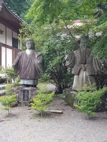 冨士御室浅間神社の像