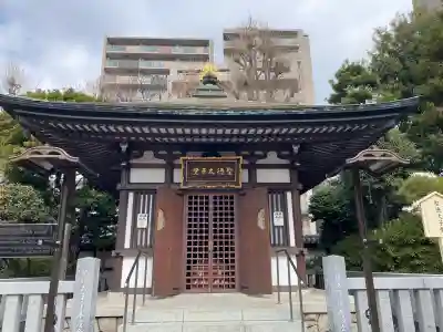 川崎大師（平間寺）の{uncategorized: "未分類", other: "その他", undefined: "問題あり", building: "その他建物", grave: "お墓", sacred_gate: "鳥居", guardian: "狛犬", statue: "像", buddha: "仏像", history: "歴史", nature: "自然", garden: "庭園", animal: "動物", pagoda: "塔", temizu: "手水舎", mountain_gate: "山門・神門", sanctuary: "本殿・本堂", subordinate: "末社・摂社", art: "芸術", scenery: "景色", jizo: "地蔵", ema: "絵馬", goshuin: "御朱印", omikuji: "おみくじ", items: "授与品その他", amulet: "お守り", goshuincho: "御朱印帳", eats: "食事", festival: "お祭り", votive_dance: "神楽", shichigosan: "七五三参", wedding: "結婚式", experience: "体験その他", initially: "初詣", around: "周辺", anti_infection: "感染症対策"}