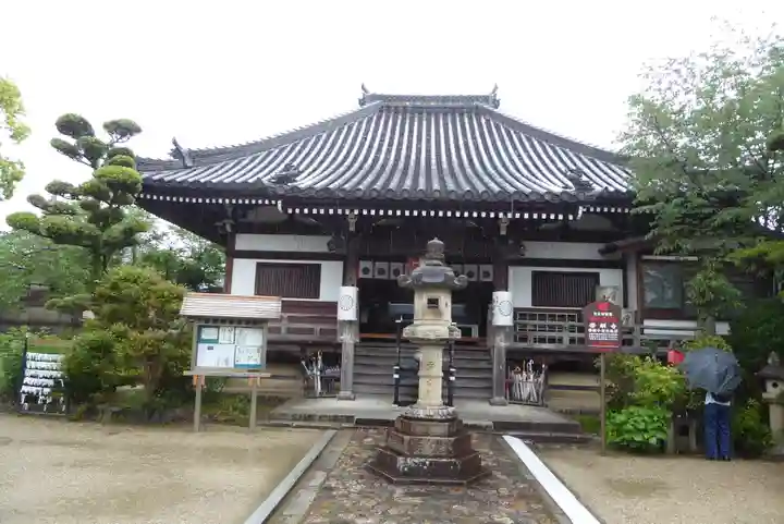 帯解寺の本殿・本堂