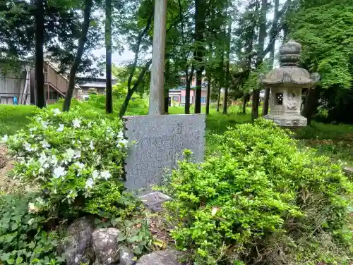 熊野神社の{uncategorized: "未分類", other: "その他", undefined: "問題あり", building: "その他建物", grave: "お墓", sacred_gate: "鳥居", guardian: "狛犬", statue: "像", buddha: "仏像", history: "歴史", nature: "自然", garden: "庭園", animal: "動物", pagoda: "塔", temizu: "手水舎", mountain_gate: "山門・神門", sanctuary: "本殿・本堂", subordinate: "末社・摂社", art: "芸術", scenery: "景色", jizo: "地蔵", ema: "絵馬", goshuin: "御朱印", omikuji: "おみくじ", items: "授与品その他", amulet: "お守り", goshuincho: "御朱印帳", eats: "食事", festival: "お祭り", votive_dance: "神楽", shichigosan: "七五三参", wedding: "結婚式", experience: "体験その他", initially: "初詣", around: "周辺", anti_infection: "感染症対策"}