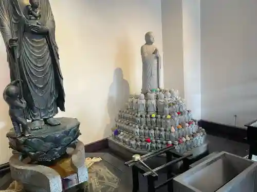 六波羅蜜寺の{uncategorized: "未分類", other: "その他", undefined: "問題あり", building: "その他建物", grave: "お墓", sacred_gate: "鳥居", guardian: "狛犬", statue: "像", buddha: "仏像", history: "歴史", nature: "自然", garden: "庭園", animal: "動物", pagoda: "塔", temizu: "手水舎", mountain_gate: "山門・神門", sanctuary: "本殿・本堂", subordinate: "末社・摂社", art: "芸術", scenery: "景色", jizo: "地蔵", ema: "絵馬", goshuin: "御朱印", omikuji: "おみくじ", items: "授与品その他", amulet: "お守り", goshuincho: "御朱印帳", eats: "食事", festival: "お祭り", votive_dance: "神楽", shichigosan: "七五三参", wedding: "結婚式", experience: "体験その他", initially: "初詣", around: "周辺", anti_infection: "感染症対策"}