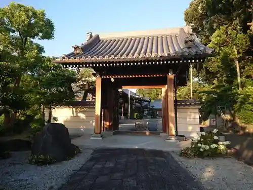 宝生寺の山門