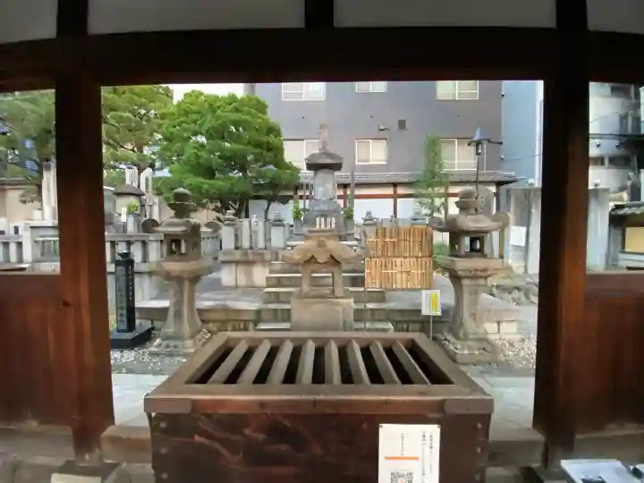 本能寺の{uncategorized: "未分類", other: "その他", undefined: "問題あり", building: "その他建物", grave: "お墓", sacred_gate: "鳥居", guardian: "狛犬", statue: "像", buddha: "仏像", history: "歴史", nature: "自然", garden: "庭園", animal: "動物", pagoda: "塔", temizu: "手水舎", mountain_gate: "山門・神門", sanctuary: "本殿・本堂", subordinate: "末社・摂社", art: "芸術", scenery: "景色", jizo: "地蔵", ema: "絵馬", goshuin: "御朱印", omikuji: "おみくじ", items: "授与品その他", amulet: "お守り", goshuincho: "御朱印帳", eats: "食事", festival: "お祭り", votive_dance: "神楽", shichigosan: "七五三参", wedding: "結婚式", experience: "体験その他", initially: "初詣", around: "周辺", anti_infection: "感染症対策"}