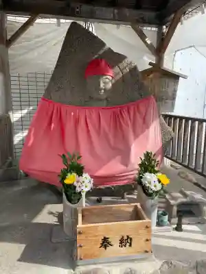 みがわり地蔵尊の{uncategorized: "未分類", other: "その他", undefined: "問題あり", building: "その他建物", grave: "お墓", sacred_gate: "鳥居", guardian: "狛犬", statue: "像", buddha: "仏像", history: "歴史", nature: "自然", garden: "庭園", animal: "動物", pagoda: "塔", temizu: "手水舎", mountain_gate: "山門・神門", sanctuary: "本殿・本堂", subordinate: "末社・摂社", art: "芸術", scenery: "景色", jizo: "地蔵", ema: "絵馬", goshuin: "御朱印", omikuji: "おみくじ", items: "授与品その他", amulet: "お守り", goshuincho: "御朱印帳", eats: "食事", festival: "お祭り", votive_dance: "神楽", shichigosan: "七五三参", wedding: "結婚式", experience: "体験その他", initially: "初詣", around: "周辺", anti_infection: "感染症対策"}