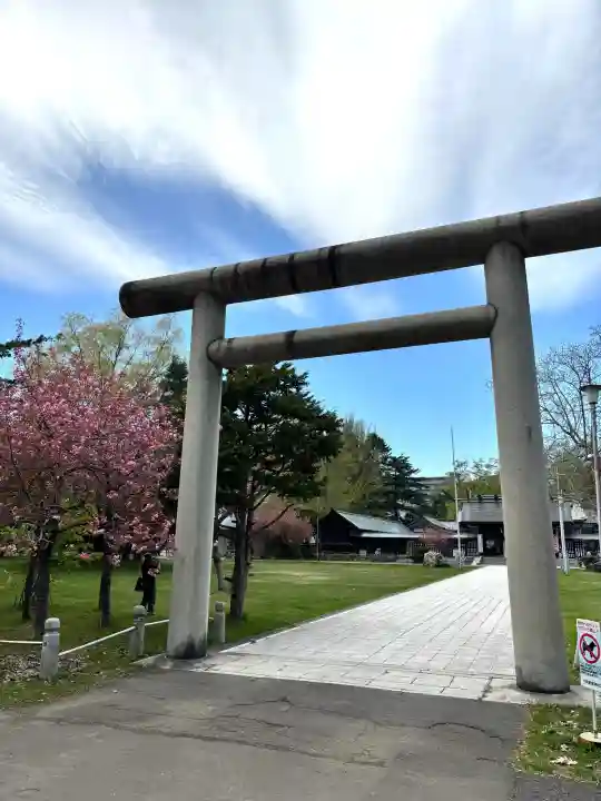 札幌護國神社の{uncategorized: "未分類", other: "その他", undefined: "問題あり", building: "その他建物", grave: "お墓", sacred_gate: "鳥居", guardian: "狛犬", statue: "像", buddha: "仏像", history: "歴史", nature: "自然", garden: "庭園", animal: "動物", pagoda: "塔", temizu: "手水舎", mountain_gate: "山門・神門", sanctuary: "本殿・本堂", subordinate: "末社・摂社", art: "芸術", scenery: "景色", jizo: "地蔵", ema: "絵馬", goshuin: "御朱印", omikuji: "おみくじ", items: "授与品その他", amulet: "お守り", goshuincho: "御朱印帳", eats: "食事", festival: "お祭り", votive_dance: "神楽", shichigosan: "七五三参", wedding: "結婚式", experience: "体験その他", initially: "初詣", around: "周辺", anti_infection: "感染症対策"}
