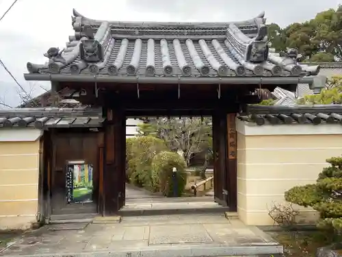 寶塔寺（宝塔寺）の山門