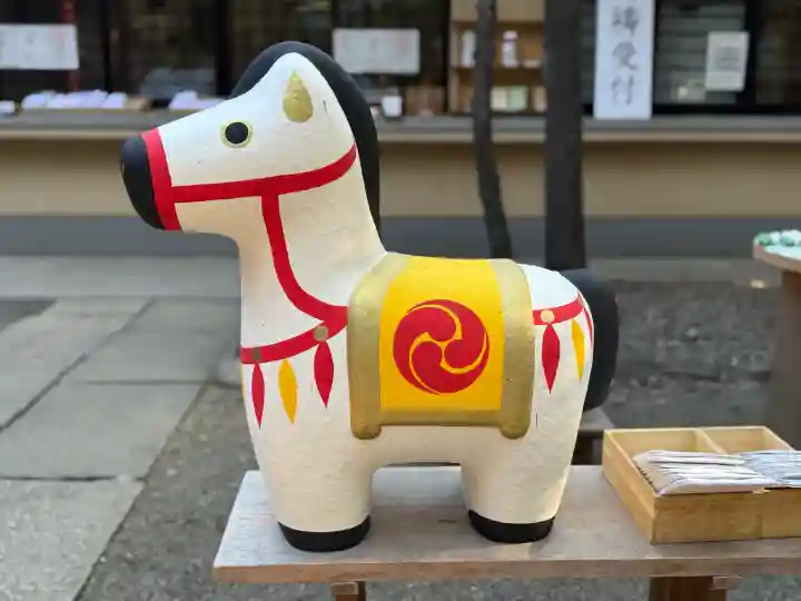 赤坂氷川神社の{uncategorized: "未分類", other: "その他", undefined: "問題あり", building: "その他建物", grave: "お墓", sacred_gate: "鳥居", guardian: "狛犬", statue: "像", buddha: "仏像", history: "歴史", nature: "自然", garden: "庭園", animal: "動物", pagoda: "塔", temizu: "手水舎", mountain_gate: "山門・神門", sanctuary: "本殿・本堂", subordinate: "末社・摂社", art: "芸術", scenery: "景色", jizo: "地蔵", ema: "絵馬", goshuin: "御朱印", omikuji: "おみくじ", items: "授与品その他", amulet: "お守り", goshuincho: "御朱印帳", eats: "食事", festival: "お祭り", votive_dance: "神楽", shichigosan: "七五三参", wedding: "結婚式", experience: "体験その他", initially: "初詣", around: "周辺", anti_infection: "感染症対策"}