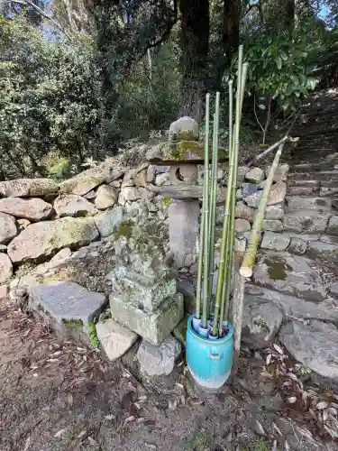 眞名井神社の{uncategorized: "未分類", other: "その他", undefined: "問題あり", building: "その他建物", grave: "お墓", sacred_gate: "鳥居", guardian: "狛犬", statue: "像", buddha: "仏像", history: "歴史", nature: "自然", garden: "庭園", animal: "動物", pagoda: "塔", temizu: "手水舎", mountain_gate: "山門・神門", sanctuary: "本殿・本堂", subordinate: "末社・摂社", art: "芸術", scenery: "景色", jizo: "地蔵", ema: "絵馬", goshuin: "御朱印", omikuji: "おみくじ", items: "授与品その他", amulet: "お守り", goshuincho: "御朱印帳", eats: "食事", festival: "お祭り", votive_dance: "神楽", shichigosan: "七五三参", wedding: "結婚式", experience: "体験その他", initially: "初詣", around: "周辺", anti_infection: "感染症対策"}