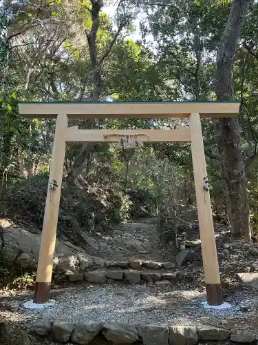 伊射波神社の{uncategorized: "未分類", other: "その他", undefined: "問題あり", building: "その他建物", grave: "お墓", sacred_gate: "鳥居", guardian: "狛犬", statue: "像", buddha: "仏像", history: "歴史", nature: "自然", garden: "庭園", animal: "動物", pagoda: "塔", temizu: "手水舎", mountain_gate: "山門・神門", sanctuary: "本殿・本堂", subordinate: "末社・摂社", art: "芸術", scenery: "景色", jizo: "地蔵", ema: "絵馬", goshuin: "御朱印", omikuji: "おみくじ", items: "授与品その他", amulet: "お守り", goshuincho: "御朱印帳", eats: "食事", festival: "お祭り", votive_dance: "神楽", shichigosan: "七五三参", wedding: "結婚式", experience: "体験その他", initially: "初詣", around: "周辺", anti_infection: "感染症対策"}