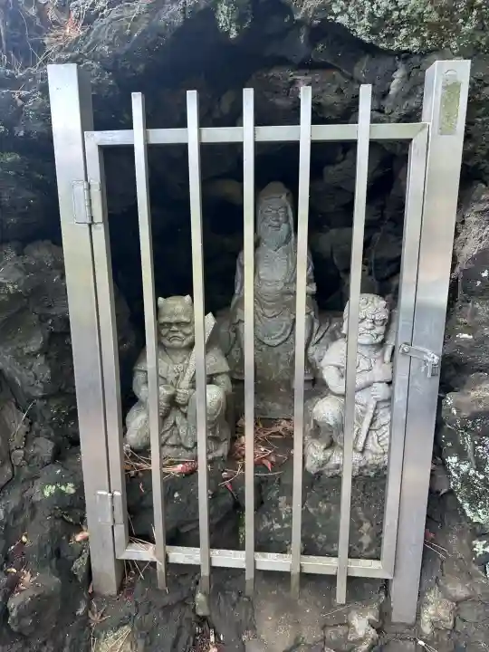 品川神社の{uncategorized: "未分類", other: "その他", undefined: "問題あり", building: "その他建物", grave: "お墓", sacred_gate: "鳥居", guardian: "狛犬", statue: "像", buddha: "仏像", history: "歴史", nature: "自然", garden: "庭園", animal: "動物", pagoda: "塔", temizu: "手水舎", mountain_gate: "山門・神門", sanctuary: "本殿・本堂", subordinate: "末社・摂社", art: "芸術", scenery: "景色", jizo: "地蔵", ema: "絵馬", goshuin: "御朱印", omikuji: "おみくじ", items: "授与品その他", amulet: "お守り", goshuincho: "御朱印帳", eats: "食事", festival: "お祭り", votive_dance: "神楽", shichigosan: "七五三参", wedding: "結婚式", experience: "体験その他", initially: "初詣", around: "周辺", anti_infection: "感染症対策"}