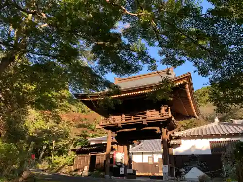 普門寺(切り絵御朱印発祥の寺)の山門