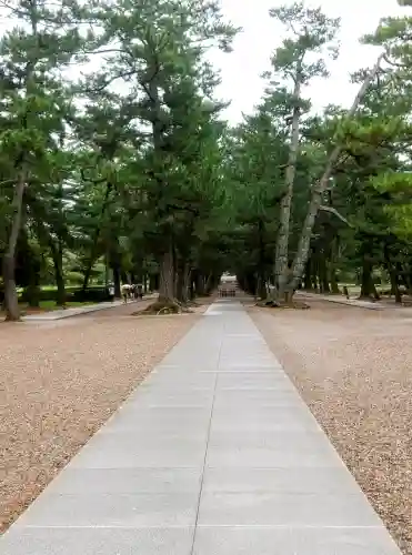 出雲大社の{uncategorized: "未分類", other: "その他", undefined: "問題あり", building: "その他建物", grave: "お墓", sacred_gate: "鳥居", guardian: "狛犬", statue: "像", buddha: "仏像", history: "歴史", nature: "自然", garden: "庭園", animal: "動物", pagoda: "塔", temizu: "手水舎", mountain_gate: "山門・神門", sanctuary: "本殿・本堂", subordinate: "末社・摂社", art: "芸術", scenery: "景色", jizo: "地蔵", ema: "絵馬", goshuin: "御朱印", omikuji: "おみくじ", items: "授与品その他", amulet: "お守り", goshuincho: "御朱印帳", eats: "食事", festival: "お祭り", votive_dance: "神楽", shichigosan: "七五三参", wedding: "結婚式", experience: "体験その他", initially: "初詣", around: "周辺", anti_infection: "感染症対策"}