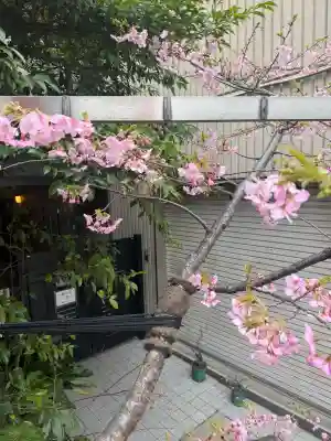 十番稲荷神社の{uncategorized: "未分類", other: "その他", undefined: "問題あり", building: "その他建物", grave: "お墓", sacred_gate: "鳥居", guardian: "狛犬", statue: "像", buddha: "仏像", history: "歴史", nature: "自然", garden: "庭園", animal: "動物", pagoda: "塔", temizu: "手水舎", mountain_gate: "山門・神門", sanctuary: "本殿・本堂", subordinate: "末社・摂社", art: "芸術", scenery: "景色", jizo: "地蔵", ema: "絵馬", goshuin: "御朱印", omikuji: "おみくじ", items: "授与品その他", amulet: "お守り", goshuincho: "御朱印帳", eats: "食事", festival: "お祭り", votive_dance: "神楽", shichigosan: "七五三参", wedding: "結婚式", experience: "体験その他", initially: "初詣", around: "周辺", anti_infection: "感染症対策"}