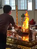 自身で護摩木を入れる