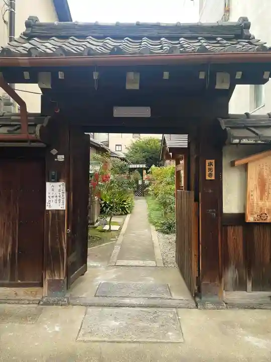 本光寺の{uncategorized: "未分類", other: "その他", undefined: "問題あり", building: "その他建物", grave: "お墓", sacred_gate: "鳥居", guardian: "狛犬", statue: "像", buddha: "仏像", history: "歴史", nature: "自然", garden: "庭園", animal: "動物", pagoda: "塔", temizu: "手水舎", mountain_gate: "山門・神門", sanctuary: "本殿・本堂", subordinate: "末社・摂社", art: "芸術", scenery: "景色", jizo: "地蔵", ema: "絵馬", goshuin: "御朱印", omikuji: "おみくじ", items: "授与品その他", amulet: "お守り", goshuincho: "御朱印帳", eats: "食事", festival: "お祭り", votive_dance: "神楽", shichigosan: "七五三参", wedding: "結婚式", experience: "体験その他", initially: "初詣", around: "周辺", anti_infection: "感染症対策"}