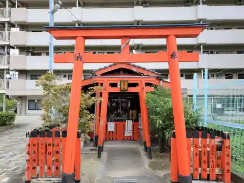 三ツ梅稲荷大神の鳥居