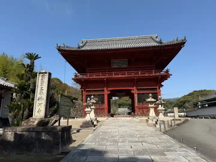 粉河寺の{uncategorized: "未分類", other: "その他", undefined: "問題あり", building: "その他建物", grave: "お墓", sacred_gate: "鳥居", guardian: "狛犬", statue: "像", buddha: "仏像", history: "歴史", nature: "自然", garden: "庭園", animal: "動物", pagoda: "塔", temizu: "手水舎", mountain_gate: "山門・神門", sanctuary: "本殿・本堂", subordinate: "末社・摂社", art: "芸術", scenery: "景色", jizo: "地蔵", ema: "絵馬", goshuin: "御朱印", omikuji: "おみくじ", items: "授与品その他", amulet: "お守り", goshuincho: "御朱印帳", eats: "食事", festival: "お祭り", votive_dance: "神楽", shichigosan: "七五三参", wedding: "結婚式", experience: "体験その他", initially: "初詣", around: "周辺", anti_infection: "感染症対策"}