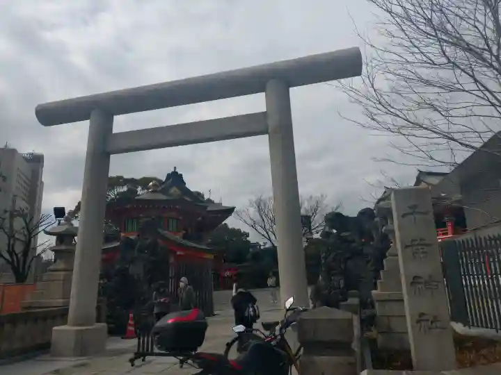 千葉神社の{uncategorized: "未分類", other: "その他", undefined: "問題あり", building: "その他建物", grave: "お墓", sacred_gate: "鳥居", guardian: "狛犬", statue: "像", buddha: "仏像", history: "歴史", nature: "自然", garden: "庭園", animal: "動物", pagoda: "塔", temizu: "手水舎", mountain_gate: "山門・神門", sanctuary: "本殿・本堂", subordinate: "末社・摂社", art: "芸術", scenery: "景色", jizo: "地蔵", ema: "絵馬", goshuin: "御朱印", omikuji: "おみくじ", items: "授与品その他", amulet: "お守り", goshuincho: "御朱印帳", eats: "食事", festival: "お祭り", votive_dance: "神楽", shichigosan: "七五三参", wedding: "結婚式", experience: "体験その他", initially: "初詣", around: "周辺", anti_infection: "感染症対策"}
