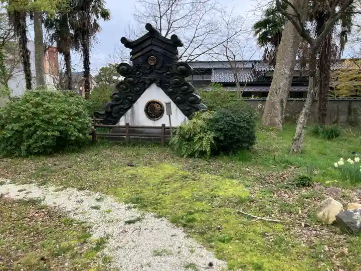 光徳寺の{uncategorized: "未分類", other: "その他", undefined: "問題あり", building: "その他建物", grave: "お墓", sacred_gate: "鳥居", guardian: "狛犬", statue: "像", buddha: "仏像", history: "歴史", nature: "自然", garden: "庭園", animal: "動物", pagoda: "塔", temizu: "手水舎", mountain_gate: "山門・神門", sanctuary: "本殿・本堂", subordinate: "末社・摂社", art: "芸術", scenery: "景色", jizo: "地蔵", ema: "絵馬", goshuin: "御朱印", omikuji: "おみくじ", items: "授与品その他", amulet: "お守り", goshuincho: "御朱印帳", eats: "食事", festival: "お祭り", votive_dance: "神楽", shichigosan: "七五三参", wedding: "結婚式", experience: "体験その他", initially: "初詣", around: "周辺", anti_infection: "感染症対策"}