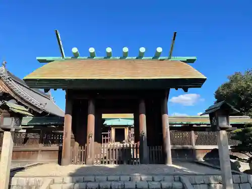 鳥出神社の山門・神門