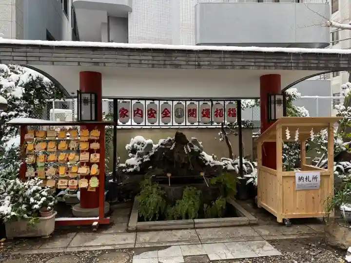 三崎稲荷神社の{uncategorized: "未分類", other: "その他", undefined: "問題あり", building: "その他建物", grave: "お墓", sacred_gate: "鳥居", guardian: "狛犬", statue: "像", buddha: "仏像", history: "歴史", nature: "自然", garden: "庭園", animal: "動物", pagoda: "塔", temizu: "手水舎", mountain_gate: "山門・神門", sanctuary: "本殿・本堂", subordinate: "末社・摂社", art: "芸術", scenery: "景色", jizo: "地蔵", ema: "絵馬", goshuin: "御朱印", omikuji: "おみくじ", items: "授与品その他", amulet: "お守り", goshuincho: "御朱印帳", eats: "食事", festival: "お祭り", votive_dance: "神楽", shichigosan: "七五三参", wedding: "結婚式", experience: "体験その他", initially: "初詣", around: "周辺", anti_infection: "感染症対策"}