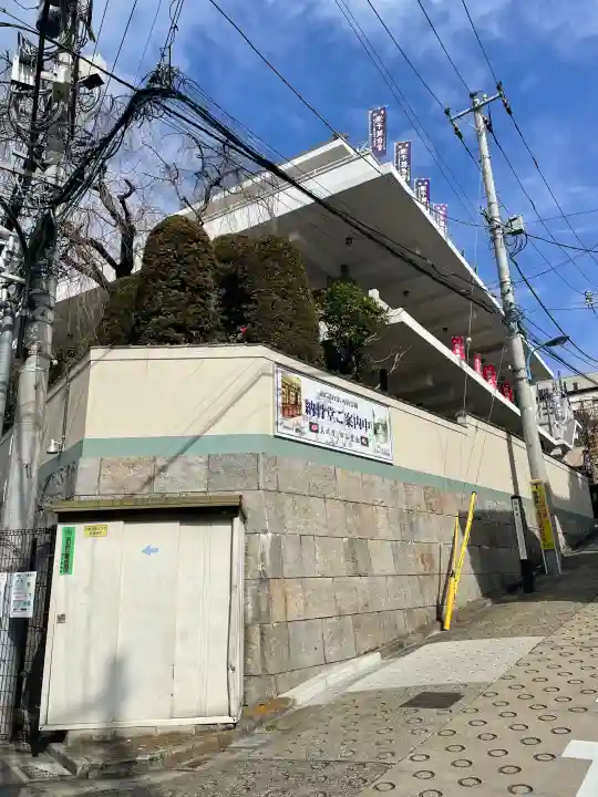 真成院の{uncategorized: "未分類", other: "その他", undefined: "問題あり", building: "その他建物", grave: "お墓", sacred_gate: "鳥居", guardian: "狛犬", statue: "像", buddha: "仏像", history: "歴史", nature: "自然", garden: "庭園", animal: "動物", pagoda: "塔", temizu: "手水舎", mountain_gate: "山門・神門", sanctuary: "本殿・本堂", subordinate: "末社・摂社", art: "芸術", scenery: "景色", jizo: "地蔵", ema: "絵馬", goshuin: "御朱印", omikuji: "おみくじ", items: "授与品その他", amulet: "お守り", goshuincho: "御朱印帳", eats: "食事", festival: "お祭り", votive_dance: "神楽", shichigosan: "七五三参", wedding: "結婚式", experience: "体験その他", initially: "初詣", around: "周辺", anti_infection: "感染症対策"}