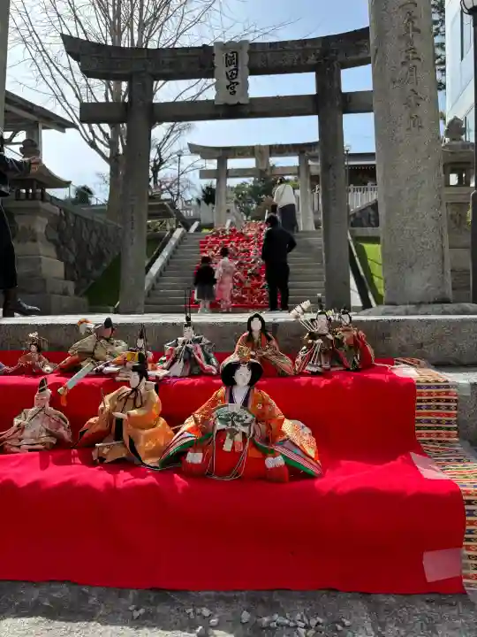 岡田神社の{uncategorized: "未分類", other: "その他", undefined: "問題あり", building: "その他建物", grave: "お墓", sacred_gate: "鳥居", guardian: "狛犬", statue: "像", buddha: "仏像", history: "歴史", nature: "自然", garden: "庭園", animal: "動物", pagoda: "塔", temizu: "手水舎", mountain_gate: "山門・神門", sanctuary: "本殿・本堂", subordinate: "末社・摂社", art: "芸術", scenery: "景色", jizo: "地蔵", ema: "絵馬", goshuin: "御朱印", omikuji: "おみくじ", items: "授与品その他", amulet: "お守り", goshuincho: "御朱印帳", eats: "食事", festival: "お祭り", votive_dance: "神楽", shichigosan: "七五三参", wedding: "結婚式", experience: "体験その他", initially: "初詣", around: "周辺", anti_infection: "感染症対策"}