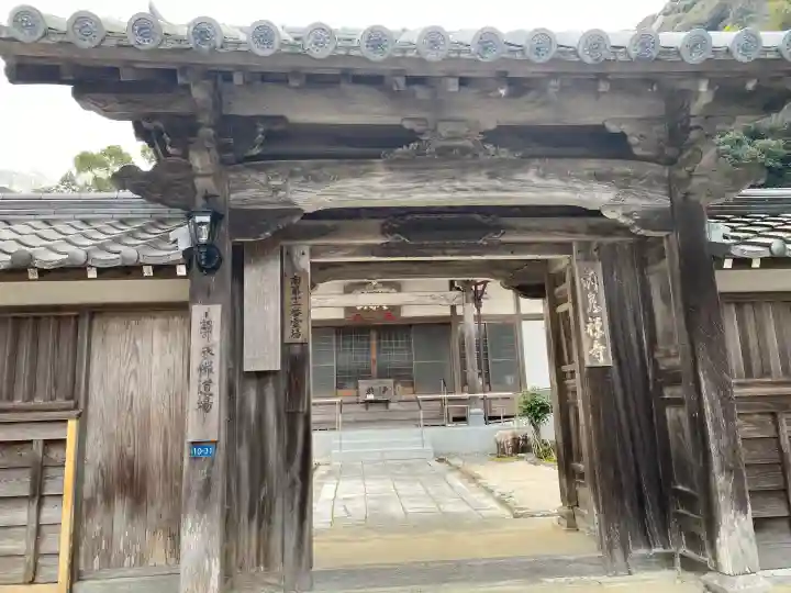 洞泉寺の{uncategorized: "未分類", other: "その他", undefined: "問題あり", building: "その他建物", grave: "お墓", sacred_gate: "鳥居", guardian: "狛犬", statue: "像", buddha: "仏像", history: "歴史", nature: "自然", garden: "庭園", animal: "動物", pagoda: "塔", temizu: "手水舎", mountain_gate: "山門・神門", sanctuary: "本殿・本堂", subordinate: "末社・摂社", art: "芸術", scenery: "景色", jizo: "地蔵", ema: "絵馬", goshuin: "御朱印", omikuji: "おみくじ", items: "授与品その他", amulet: "お守り", goshuincho: "御朱印帳", eats: "食事", festival: "お祭り", votive_dance: "神楽", shichigosan: "七五三参", wedding: "結婚式", experience: "体験その他", initially: "初詣", around: "周辺", anti_infection: "感染症対策"}
