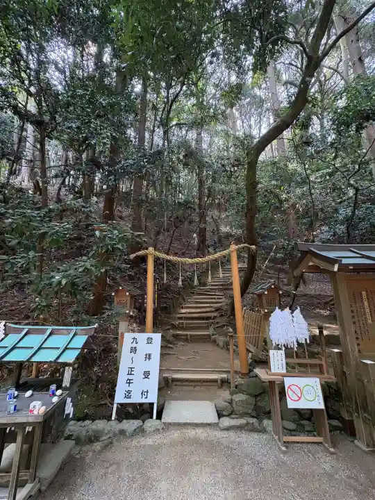 狭井坐大神荒魂神社(狭井神社)の{uncategorized: "未分類", other: "その他", undefined: "問題あり", building: "その他建物", grave: "お墓", sacred_gate: "鳥居", guardian: "狛犬", statue: "像", buddha: "仏像", history: "歴史", nature: "自然", garden: "庭園", animal: "動物", pagoda: "塔", temizu: "手水舎", mountain_gate: "山門・神門", sanctuary: "本殿・本堂", subordinate: "末社・摂社", art: "芸術", scenery: "景色", jizo: "地蔵", ema: "絵馬", goshuin: "御朱印", omikuji: "おみくじ", items: "授与品その他", amulet: "お守り", goshuincho: "御朱印帳", eats: "食事", festival: "お祭り", votive_dance: "神楽", shichigosan: "七五三参", wedding: "結婚式", experience: "体験その他", initially: "初詣", around: "周辺", anti_infection: "感染症対策"}