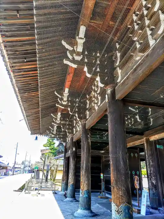 本山専修寺の山門・神門