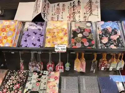 御朱印帳の見本を置いている（商店街にある新しいお店）