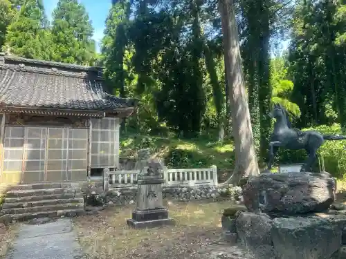 荊波神社の{uncategorized: "未分類", other: "その他", undefined: "問題あり", building: "その他建物", grave: "お墓", sacred_gate: "鳥居", guardian: "狛犬", statue: "像", buddha: "仏像", history: "歴史", nature: "自然", garden: "庭園", animal: "動物", pagoda: "塔", temizu: "手水舎", mountain_gate: "山門・神門", sanctuary: "本殿・本堂", subordinate: "末社・摂社", art: "芸術", scenery: "景色", jizo: "地蔵", ema: "絵馬", goshuin: "御朱印", omikuji: "おみくじ", items: "授与品その他", amulet: "お守り", goshuincho: "御朱印帳", eats: "食事", festival: "お祭り", votive_dance: "神楽", shichigosan: "七五三参", wedding: "結婚式", experience: "体験その他", initially: "初詣", around: "周辺", anti_infection: "感染症対策"}